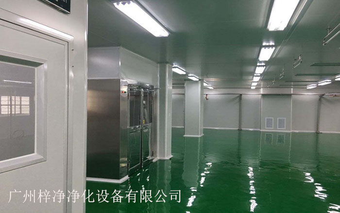 風(fēng)淋室主要用于對進入潔凈室的人員進行預(yù)處理,以減少帶入的塵埃和污染物。 風(fēng)淋室主要用于對進入潔凈室的人員進行預(yù)處理,以減少帶入的塵埃和污染物。