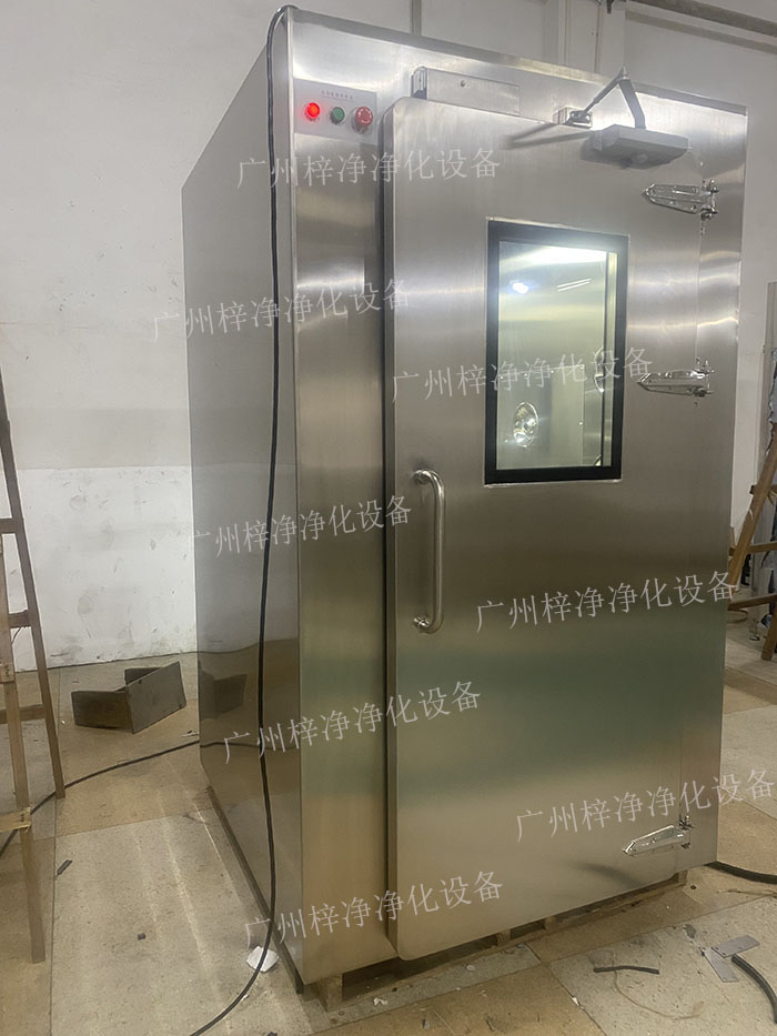 高端滿焊風(fēng)淋室采用滿焊接工藝，無縫連接，防止塵埃進入，確保潔凈室的空氣質(zhì)量。