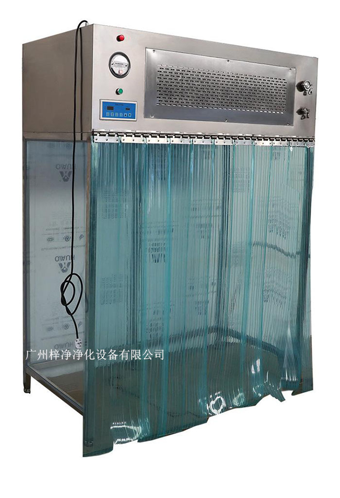 百級(jí)潔凈層流罩它主要由箱體、風(fēng)機(jī)、初效空氣過(guò)濾器、高效空氣過(guò)濾器、阻尼層、燈具等組成。