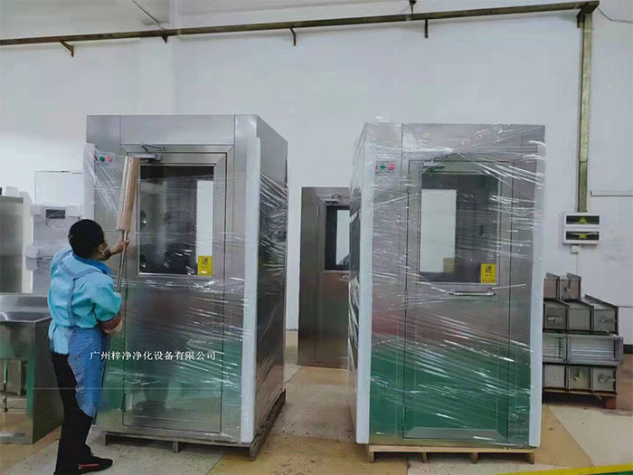 在風淋室外部包裝上，使用纏繞膜可以進一步提高包裝的密封性和抗沖擊性。