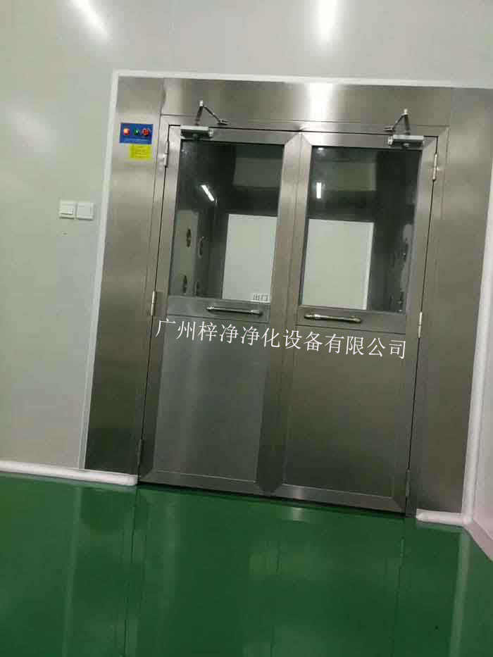 檢查風(fēng)淋室高效過濾器和初效過濾器是否干凈,如有灰塵或雜質(zhì),應(yīng)進行清潔或更換。 檢查風(fēng)淋室高效過濾器和初效過濾器是否干凈,如有灰塵或雜質(zhì),應(yīng)進行清潔或更換。