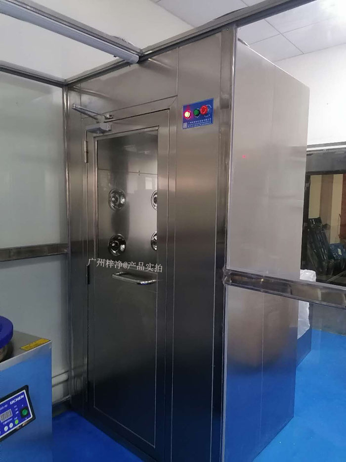 實(shí)驗(yàn)室中的實(shí)驗(yàn)往往對(duì)環(huán)境要求極高，風(fēng)淋室的使用可以有效減少實(shí)驗(yàn)過程中的污染，保證實(shí)驗(yàn)結(jié)果的準(zhǔn)確性