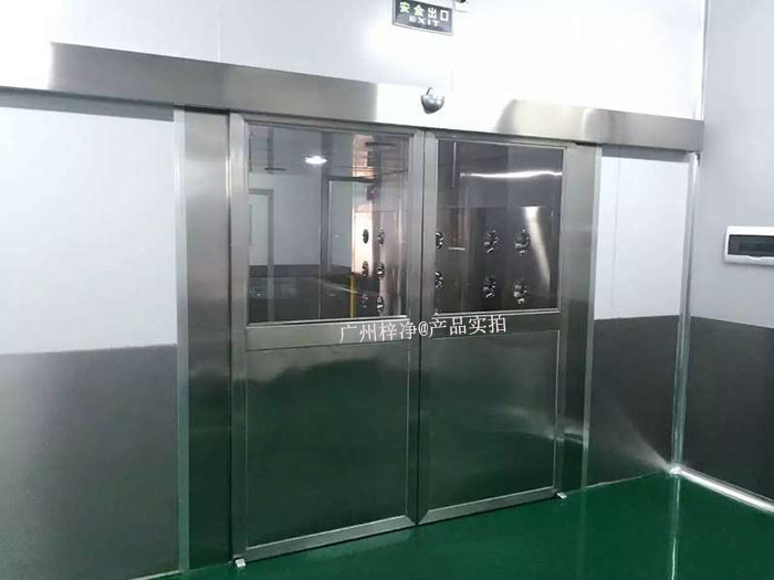 自動(dòng)門風(fēng)淋室采用自動(dòng)感應(yīng)技術(shù)，當(dāng)人員接近時(shí)，門會(huì)自動(dòng)開啟，人員通過后自動(dòng)關(guān)閉。