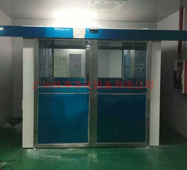 自動(dòng)門風(fēng)淋室感應(yīng)探測(cè)器探測(cè)到有人進(jìn)入時(shí)，將脈沖信號(hào)傳給主控器