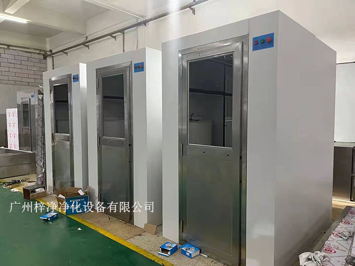 普通風(fēng)淋室需手動(dòng)開關(guān)門，操作相對(duì)較為繁瑣。