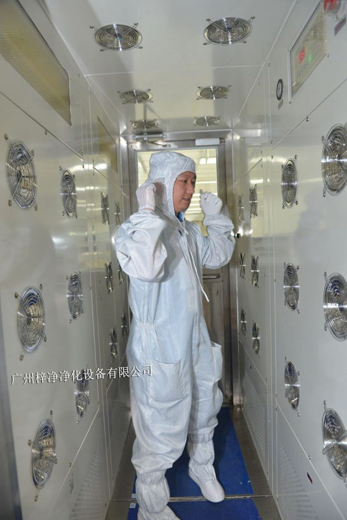 操作人員應嚴格按照風淋室的工作流程進行操作，不可隨意更改順序。